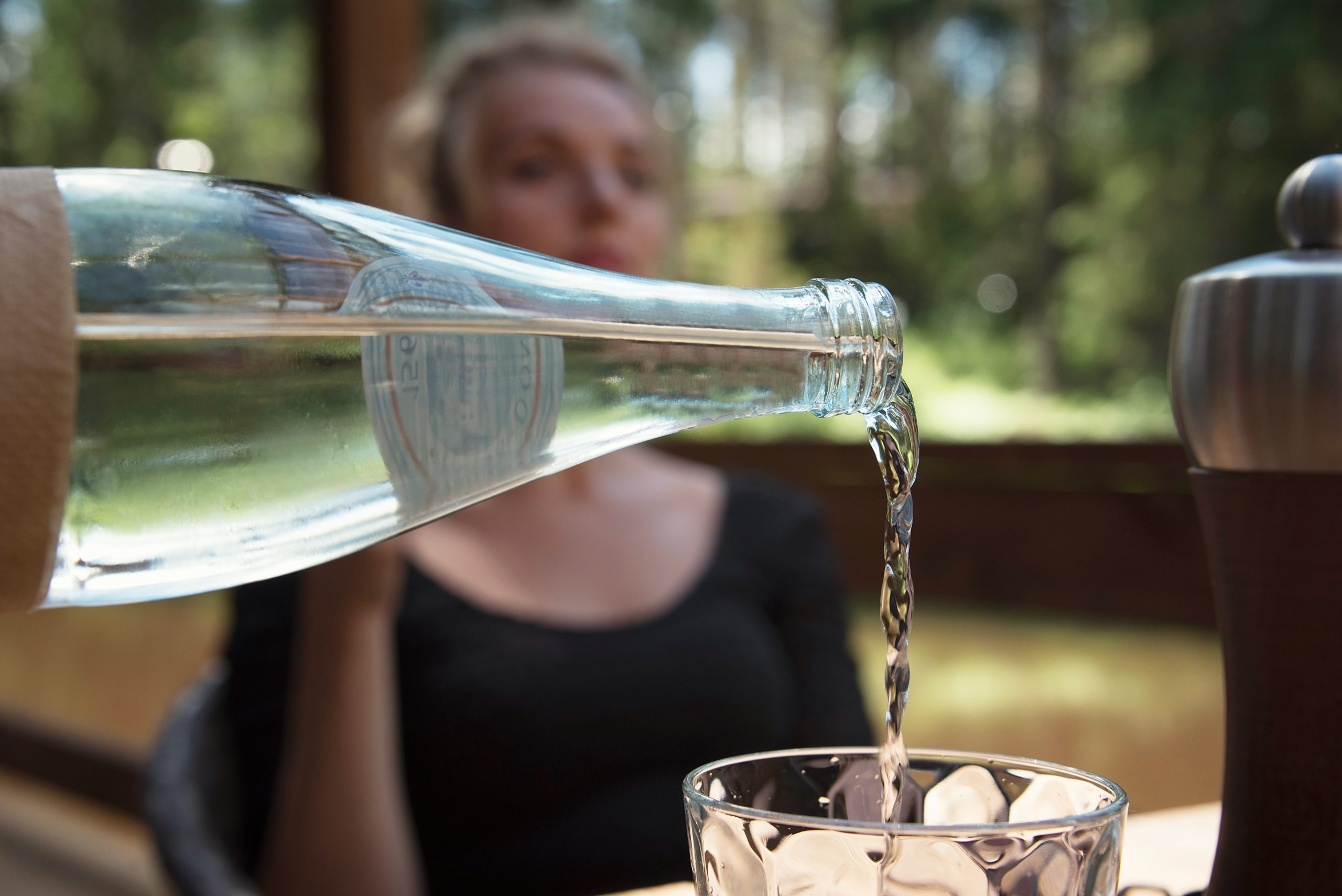 Sinelato Basadi Enterprise Pouring Water At a Restuarant